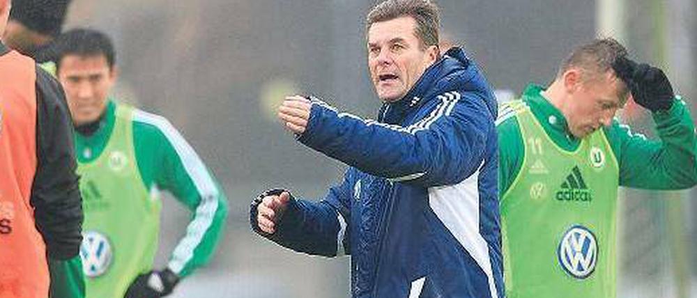 Da geht es lang. Oder besser: Soll es langgehen. Trainer Dieter Hecking hat in Wolfsburg zurzeit keinen einfachen Job.