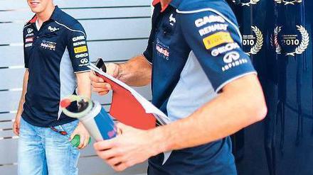 Was gibt’s denn heute Abend? Sebastian Vettel (links) und sein Red-Bull-Teamkollege Mark Webber setzen sich spätestens seit ihrem Zwist in Malaysia nicht mehr gemeinsam an einen Tisch. Foto: dpa