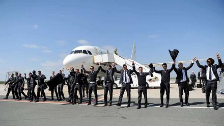 Am Mittwoch bedanken sich die Spieler der Borussia nach der Landung in Dortmund bei den Fans, die ihretwegen zum Flughafen gekommen waren. 