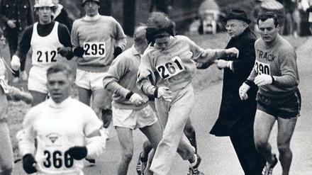 Hindernislauf. Zwei Männer versuchen Kathrine Switzer 1967 in Boston aufzuhalten. Ihr Freund (rechts) steht ihr zur Seite.