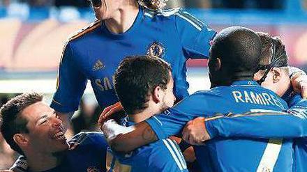 Flugs ins Finale. Luiz (oben) feiert mit seinen Kollegen das 3:1 gegen Basel. Foto: Reuters