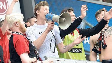 Rampensau. Rekordtorschütze Stefan Kießling feiert mit den Fans. Foto: AFP