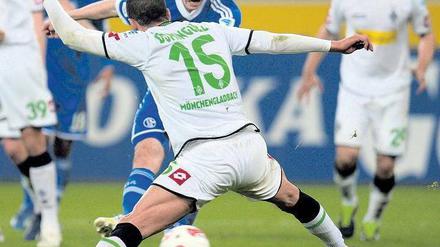 Der Torschütze kommt. Julian Draxler (mit Ball) schoss Schalkes Siegtreffer. Foto: AFP