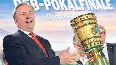 Berlin packt zu. Der Regierende Bürgermeister Klaus Wowereit würde den DFB-Pokal gerne mal länger in der Stadt halten als nur für ein paar Wochen. Foto: dpa