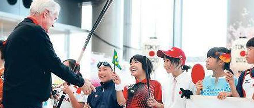 Gastfreundschaft auf Japanisch. Kinder begrüßen den Vorsitzenden der IOC-Evaluierungskommission. 