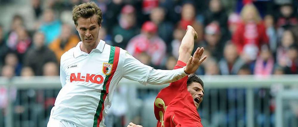 Sebastian Langkamp (l.) will zum Trainingsauftakt bei Hertha Ende Juni wieder grätschen können.