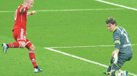 Der Moment der Entscheidung. Arjen Robben spitzelt den Ball in der 89. Minute an Roman Weidenfeller vorbei zum 2:1-Siegtreffer ins Tor. Foto: dpa