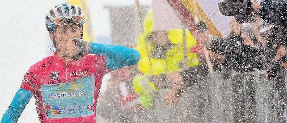 Bin ich schon im Ziel? Vincenzo Nibali jubelt beim Giro d’Italia, auch wenn die Ziellinie im Schnee kaum zu erkennen ist. 
