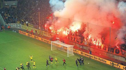Feuer und Flamme. Dresdens Fans feierten trotz Verbots den Klassenerhalt ihres Vereins mit bengalischen Fackeln. Ansonsten gab es aber keine nennenswerten Vorfälle. Foto: dpa