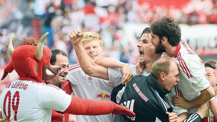 Roter Jubel. Zweimal verpasste Rasenballsport Leipzig den Aufstieg in die Dritte Liga. Nach dem 2:0 gegen Lotte kann es der Retortenklub im Rückspiel am Sonntag schaffen.