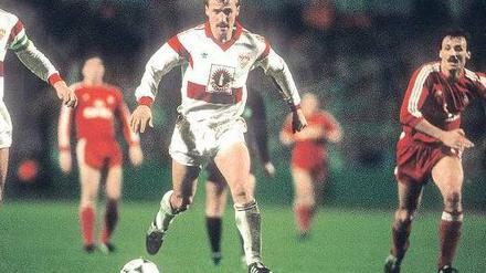 Fritz Walther mit dem Ball am Fuß zwischen zwei Bayern-Spielern.