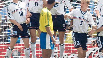 Duell der Fußballstile. Ronaldinho versucht die deutsche Abwehrmauer mit Michael Preetz (Zweiter v. links) zu überwinden.