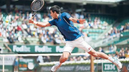 Blick zurück. Der Serbe Novak Djokovic ist vom Tod seiner 76 Jahre alten ehemaligen Tennislehrerin tief betroffen. Foto: AFP