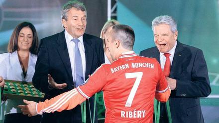 Wolfgang Niersbach, 62, nahm an der Seite von Bundespräsident Joachim Gauck vor einer Woche die Ehrung im DFB-Pokal vor. Seit März 2012 ist Niersbach Präsident des Deutschen Fußball-Bundes. Zuvor war er an der Seite von Franz Beckenbauer verantwortlich für die WM 2006 in Deutschland. Inzwischen ist er Mitglied des Uefa-Exekutivkomitees.