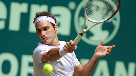 Perfektes Spiel. In Halle bezwang Roger Federer seinen chancenlosen Gegner Mischa Zverev im Viertelfinale 6:0 und 6:0.