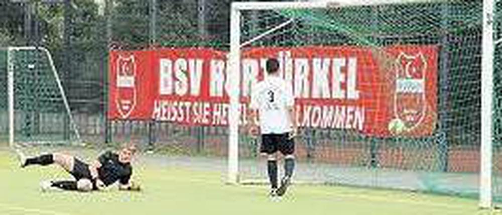 Torwart Marko Weese liegt am Boden, hinter ihm schlägt der Ball im Netz ein.