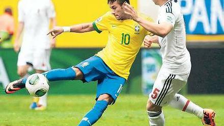 Dem Druck gewachsen. Superstar Neymar (links) erlöste bereits in der dritten Spielminute mit seinem Führungstreffer die Fans der brasilianischen Nationalmannschaft. Der 21-Jährige führte die Elf des WM-Gastgebers zu einem ungefährdeten Sieg über Japan.Foto: Reuters