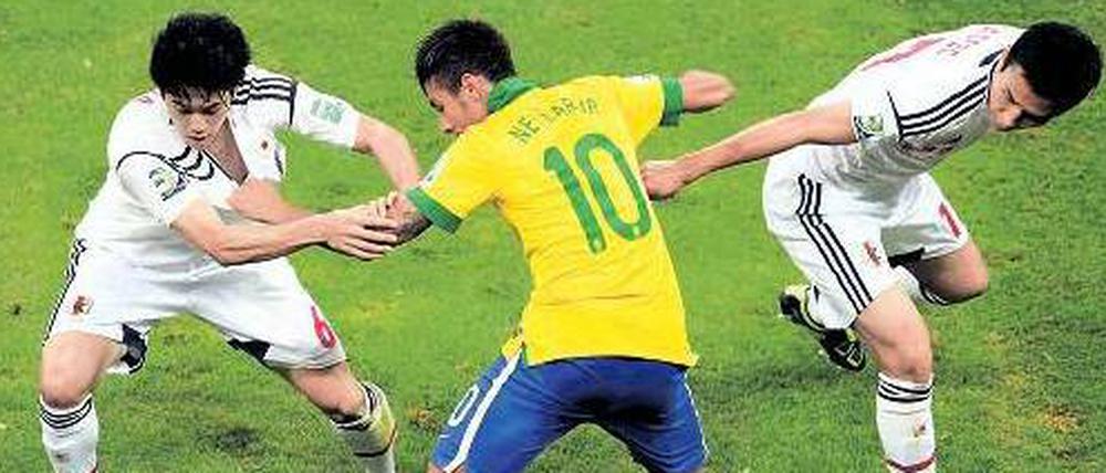 Gezerre um Neymar. Die beiden Japaner Atsuto Uchida (links) und Makoto Hasebe bearbeiten den brasilianischen Wunderknaben. 