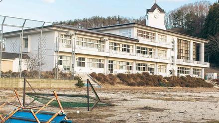Spuren der Katastrophe. Ein verwüsteter Sportplatz in Fukushima. 