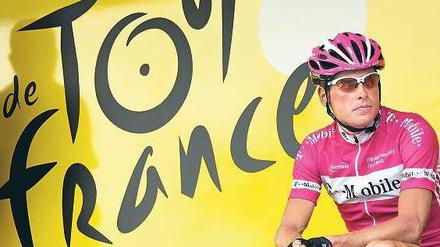 Juli, 2005. Jan Ullrich, Deutschlands einziger Tour-de-France-Gewinner, erreicht bei der Frankreich-Rundfahrt hinter Lance Armstrong und Ivan Basso den dritten Platz. Armstrong und Ullrich werden ihre Plätze im Nachhinein jedoch aberkannt.
