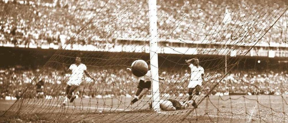 Tatort Maracana. Alcides Ghiggia (hinten, verdeckt vom Pfosten) erzielte 1950 das 2:1 und machte Uruguay damit zum Weltmeister. 