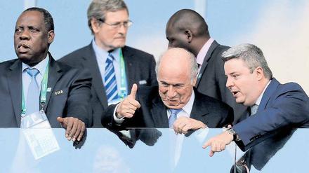 Freunde, wo ist das Fairplay? Fifa-Präsident Joseph Blatter (Mitte) hat kein Verständnis für die Proteste in Brasilien.