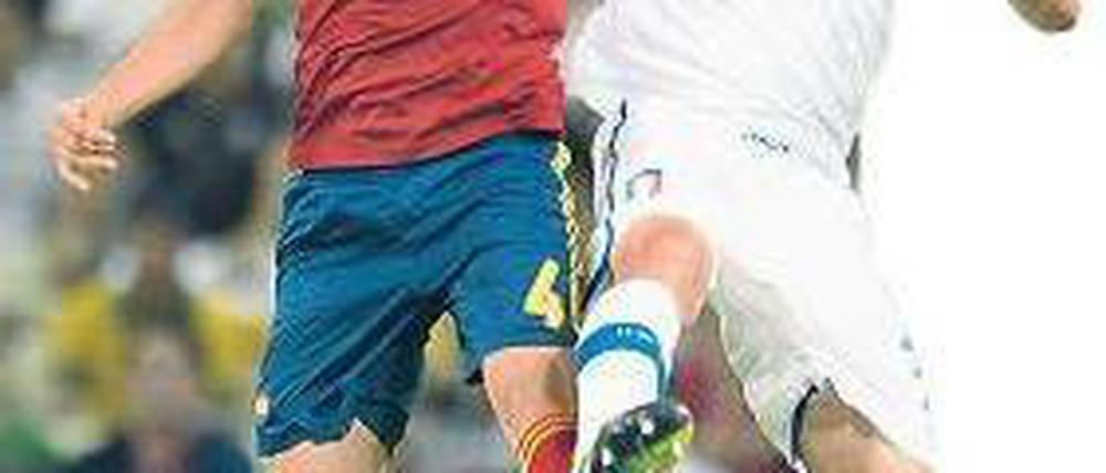 Rammbock. Martinez (l.) hier gegen Italiens Abwehrspieler Chielini. Foto: AFP
