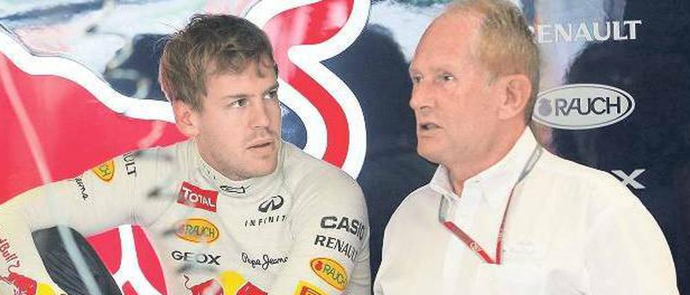 Helmut Marko spricht mit Sebastian Vettel.