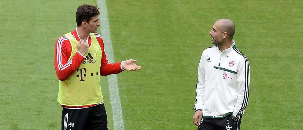 Mario Gomez mit Pep Guardiola, der wohl nicht lange sein Trainer bleiben wird.