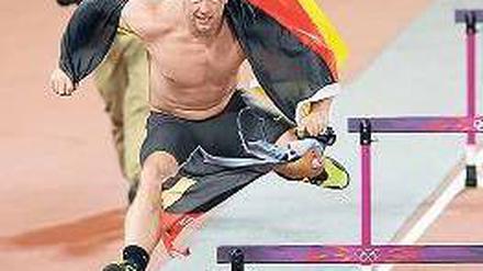 Überflieger. Robert Hartings Hürdenlauf nach seinem Olympia-Gold 2012. Foto: dpa