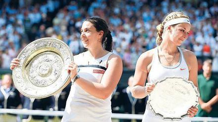 Geteilte Gefühle. Sabine Lisicki (rechts) erhält nach dem Wimbledon-Finale nur die kleine Schale, Marion Bartoli freut sich über die Siegerversion.
