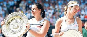 Geteilte Gefühle. Sabine Lisicki (rechts) erhält nach dem Wimbledon-Finale nur die kleine Schale, Marion Bartoli freut sich über die Siegerversion.