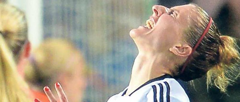 Verzweifelt in Växjö. Anja Mittag ärgert sich beim torlosen EM-Auftaktspiel der deutschen Nationalmannschaft über eine vergebene Tormöglichkeit.