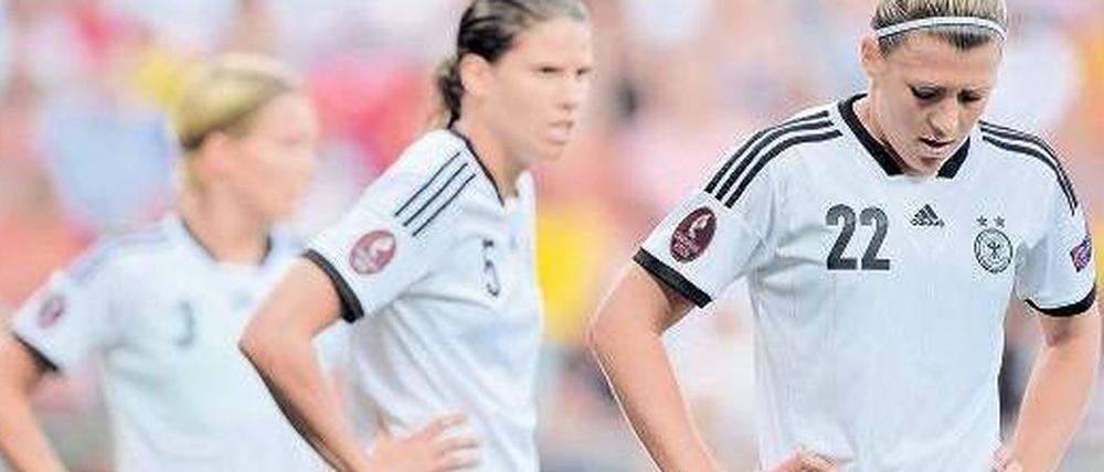 Fassungslos historisch. Luisa Wensing (Nummer 22) und Annike Krahn (5) kurz nach der ersten EM-Niederlage seit 20 Jahren.