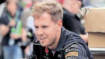 Voll in Fahrt, auch als Beifahrer. Vettel bei der Ankunft auf dem Kurs in Budapest.