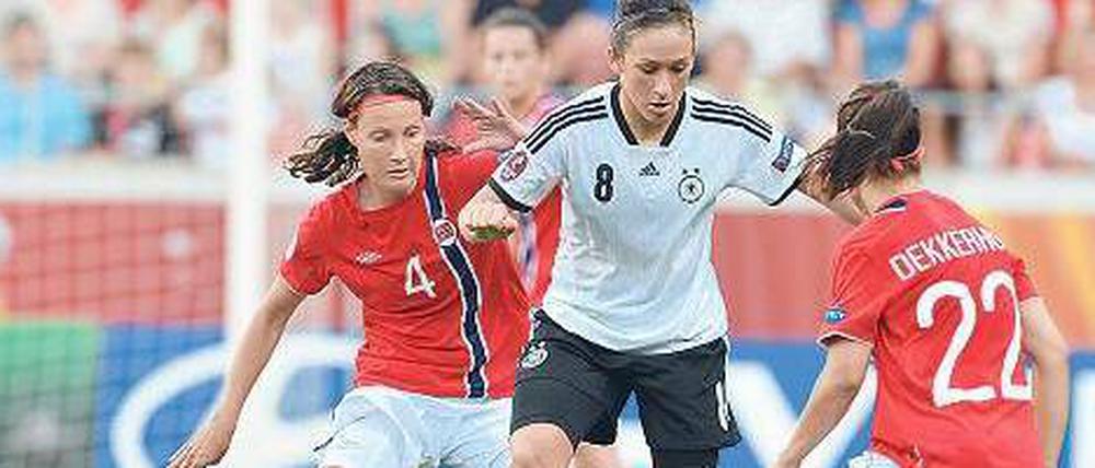 Auf das Wiedersehen! Nadine Keßler (Mitte) im Gruppenspiel gegen Norwegen, das die Deutschen überraschend 0:1 verloren. 