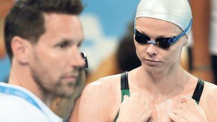 Aus den Augen verloren. Bundestrainer Lambertz (links) war nicht zufrieden mit den Ergebnissen der deutschen Schwimmer – das gilt auch für die Zeiten von Britta Steffen (rechts). Foto: dpa