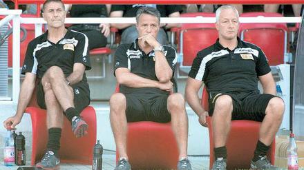 Ohne Worte. Unions Trainer Uwe Neuhaus (Mitte), Torwart-Trainer Holger Bahra (links) und Co-Trainer André Hofschneider verfolgen den schwachen Saisonstart des Berliner Zweitligisten.