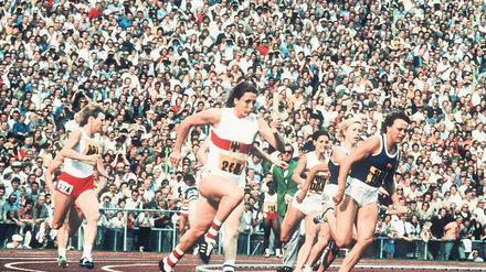Ein Moment und viele Diskussionen. Heidemarie Rosendahl (Mitte) übernimmt beim olympischen Finale 1972 in München mit kleinem Vorsprung vor Renate Stecher (rechts) das Staffelholz und bringt den Vorsprung ins Ziel. Die DDR revanchierte sich zwei Jahre später bei der Fußball-WM mit dem Sparwasser-Tor.