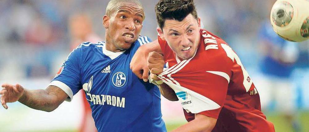 Mitreißend. Schalkes Jefferson Farfan (l.) und Hamburgs Tolgay Arslan im direkten Duell. Beide Mannschaften offenbarten jedoch in der Defensive große Schwächen. Foto: AFP