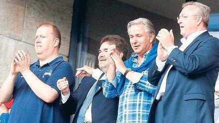 Applaus für Hertha. Finanzgeschäftsführer Ingo Schiller (links, mit Bürgermeister Klaus Wowereit, 2.v.r.) konnte zuletzt positive Nachrichten verkünden.