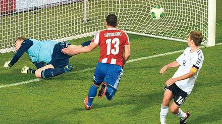 Einfach drin. Der Paraguayer Miguel Samudio (Mitte) schießt das Tor zum 3:2 gegen die Deutschen. Manuel Neuer sieht es nicht (li.), Kapitän Philipp Lahm muss es sehen. 