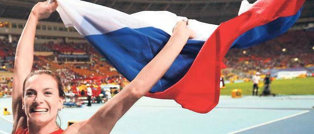 Jelena Issinbajewa jubelt mit der russischen Flagge.