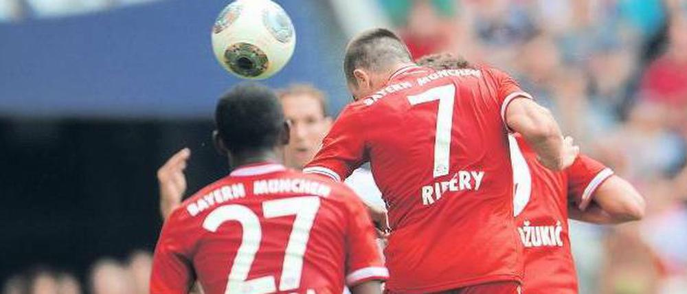 Kopfball kann er auch! Franck Ribéry trifft auf ungewohnte Weise zum späten 1:0 der Bayern gegen Nürnberg. Foto: dpa
