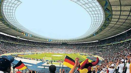 Schön war’s und wird es? Deutsche Fans vor dem WM-Viertelfinalspiel 2006 gegen Argentinien im Berliner Olympiastadion.