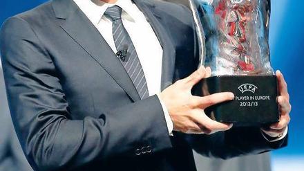 Da freut sich der Franzose. Franck Ribéry wurde gestern als Europas Fußballer des Jahres geehrt. Der Flügelspieler des FC Bayern setzte sich bei der von der Uefa vergebenen Auszeichnung gegen die Superstars aus der spanischen Primera Division durch. Lionel Messi vom FC Barcelona belegte Rang zwei, Cristiano Ronaldo (Real Madrid) Platz drei. Foto: Reuters