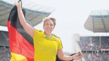 Verdiente Runde durchs Olympiastadion. Speerwerferin Christina Obergföll freut sich ein bisschen über ihren dritten Platz in Berlin, mehr noch über eine gute Saison. Foto: dpa