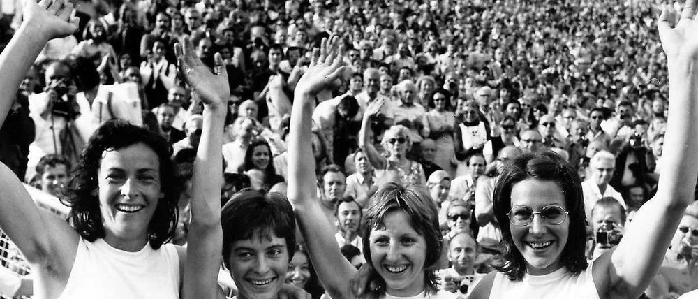 Olympiasieger 1972 in München. Ingrid Mickler-Becker (li.) nach dem Staffelsieg über 4x100 Meter mit Christiane Krause, Annegret Richter und Heide Rosendahl. Foto: Imago