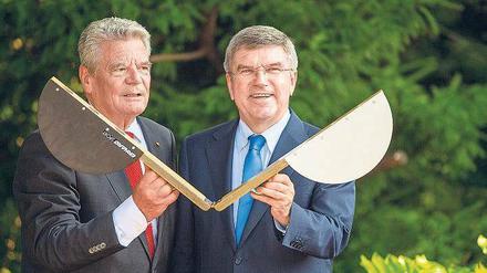 Klappt doch. Thomas Bach (rechts) war in seiner neuen Funktion als IOC-Präsident erstmals bei Bundespräsident Joachim Gauck zu Gast. Foto: dpa