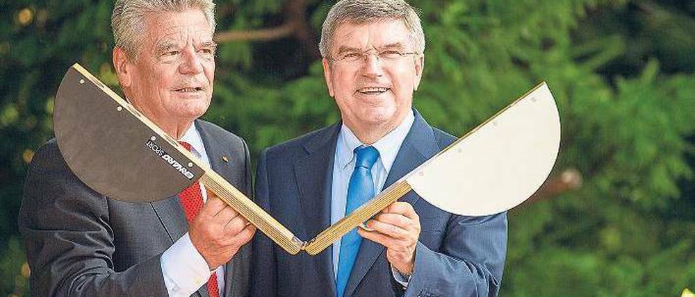 Klappt doch. Thomas Bach (rechts) war in seiner neuen Funktion als IOC-Präsident erstmals bei Bundespräsident Joachim Gauck zu Gast. Foto: dpa